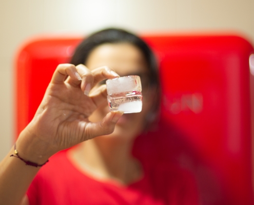 ماساژ پوست با یخ